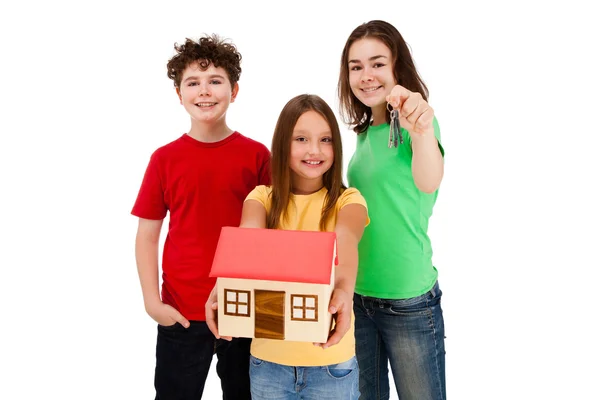 孩子们举行的孤立在白色背景上的房子模型 — 图库照片