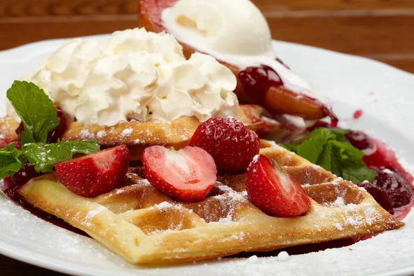 Waffles with strawberry — Stock Photo, Image