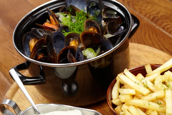 Mussels with sauce — Stock Photo, Image