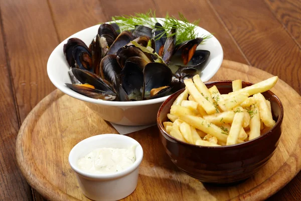 Mussels with sauce — Stock Photo, Image
