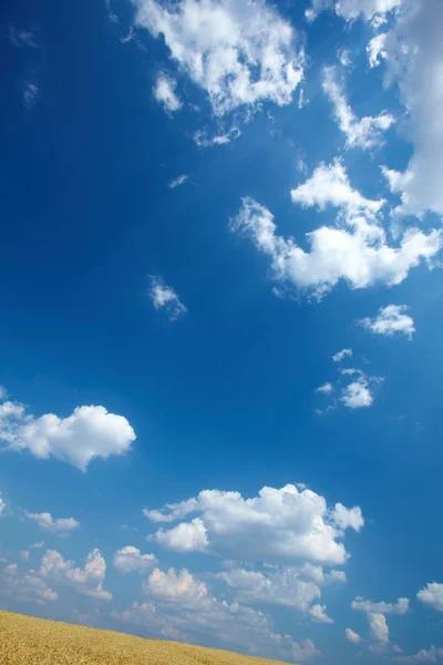 Nuages dans le ciel bleu — Photo