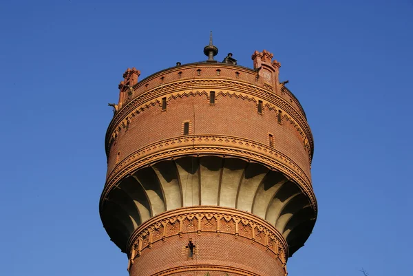 Torre de agua bajo el cielo azul — Foto de Stock
