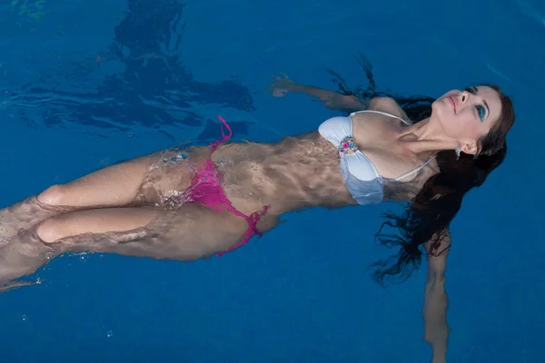 수영장에서 아름 다운 소녀 — 스톡 사진