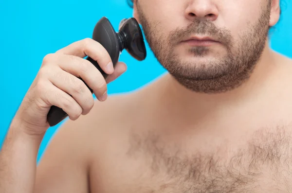 El hombre se afeita una mejilla —  Fotos de Stock