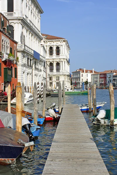 Benátky; dřevěná dok na canal Grande — Stock fotografie