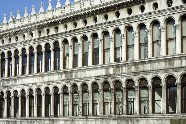 ヴェネツィアの古い procuratie の建物のフラグメント — ストック写真