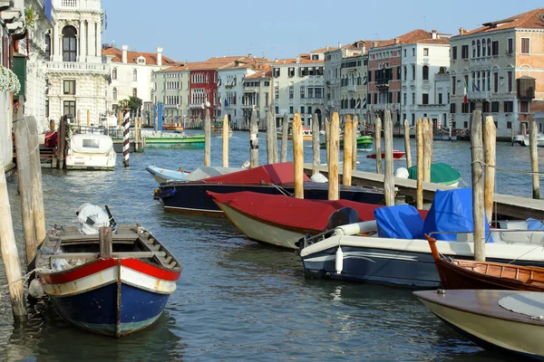 ヴェネツィア大運河のドック — ストック写真