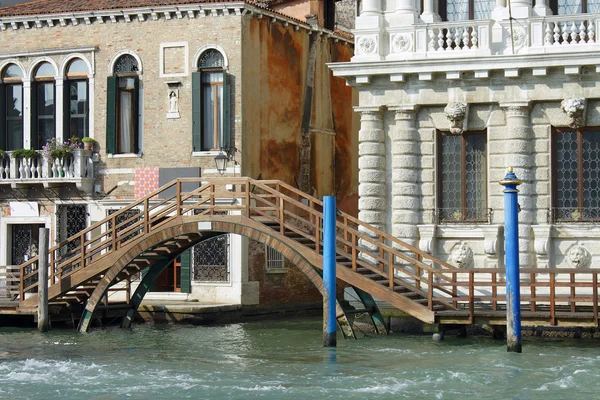 ヴェネツィアのカナル ・ グランデ沿いの木造の橋 — ストック写真