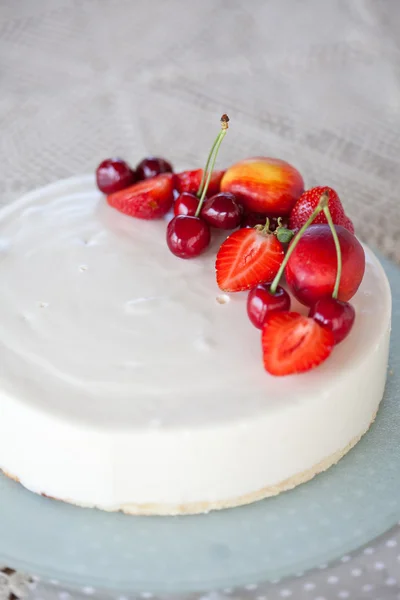 Biały krem lukier ciasto z owocami — Zdjęcie stockowe