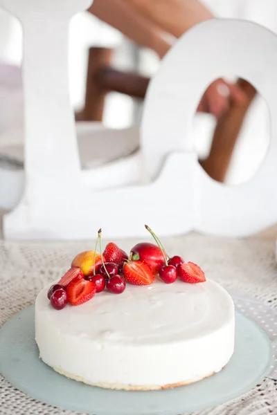 Biały krem lukier ciasto z owocami — Zdjęcie stockowe