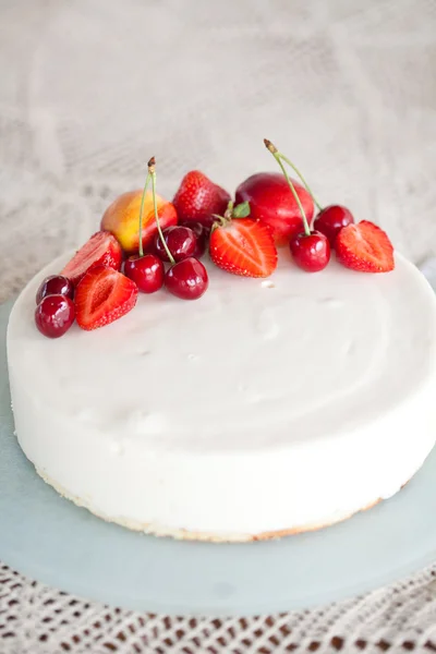 Witte Crème Icing Cake met fruit — Stockfoto