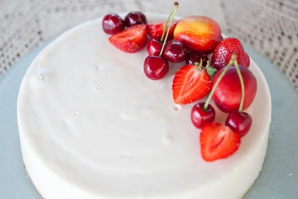 White Cream Icing Cake with Fruits — Stock Photo, Image