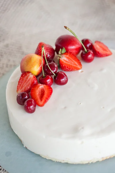 Bílý krémový zmrzlinový dort s ovocem — Stock fotografie