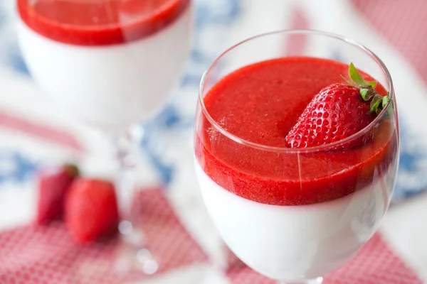 Panna cotta Dessert mit Erdbeersirup — Stockfoto
