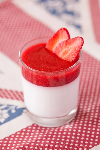 智世陶甜点与草莓糖浆 — 图库照片