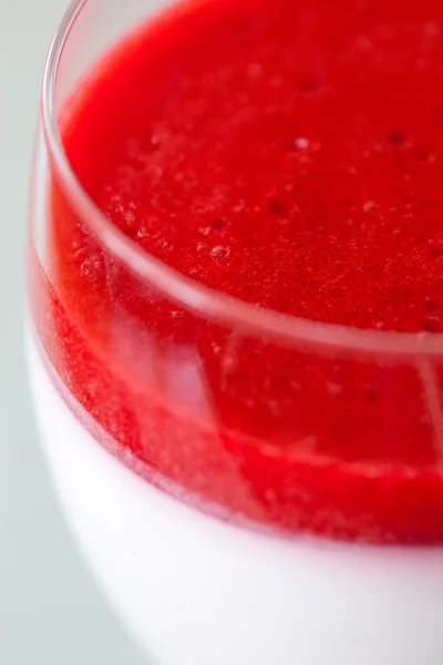 Десерт из Панны с клубничным сиропом — стоковое фото