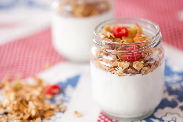 Iogurte delicioso e saudável com granola — Fotografia de Stock