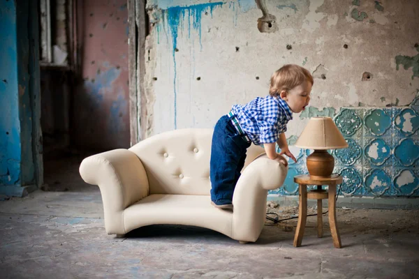 Adorabile bambino sulla sedia — Foto Stock