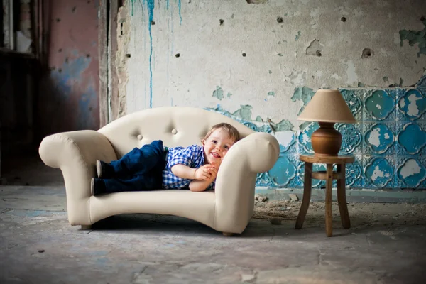 坐在椅子的可爱宝宝 — 图库照片