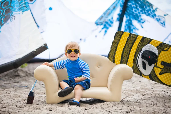 Schattig kiteboarder jongen in de stoel — Stockfoto