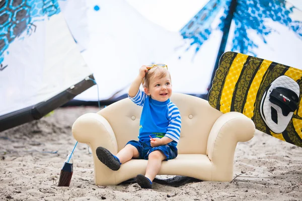 Adorable kiteboarder chico en la silla —  Fotos de Stock