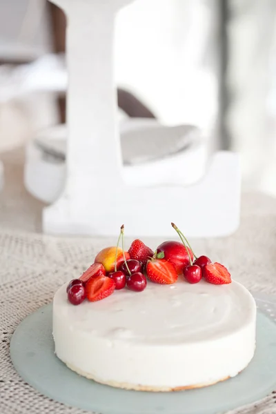 Meyveli beyaz kremalı pasta. — Stok fotoğraf