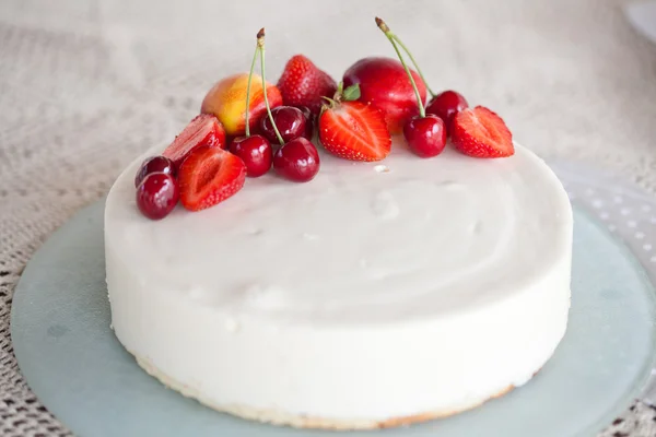 White Cream Icing Cake with Fruits — Stock Photo, Image