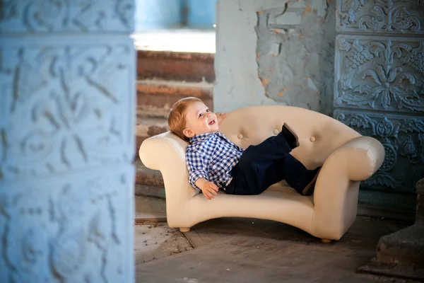 Очаровательный ребенок в кресле — стоковое фото