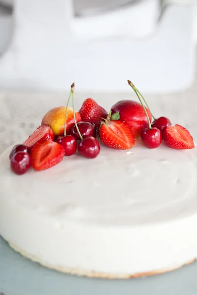 Bílý krémový zmrzlinový dort s ovocem — Stock fotografie