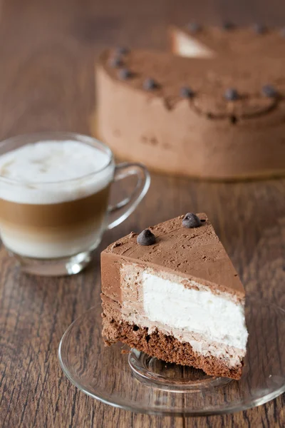 Pedazo de pastel de chocolate triple — Foto de Stock
