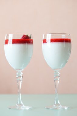 Panna cotta tatlı çilek sirup ile