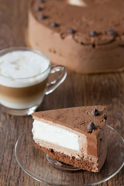 트리플 초콜릿 케이크의 조각 — 스톡 사진