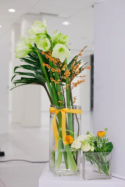 Квіти - столи встановлені на весілля — стокове фото