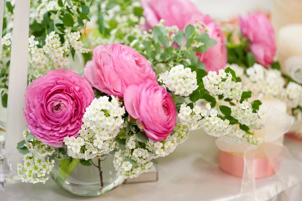 Bloemen - tabellen instellen voor bruiloft — Stockfoto