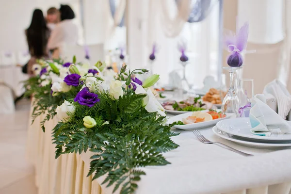 Blommor - borden dukade för bröllop — Stockfoto