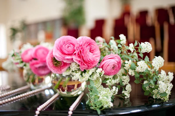 Blommor - borden dukade för bröllop — Stockfoto