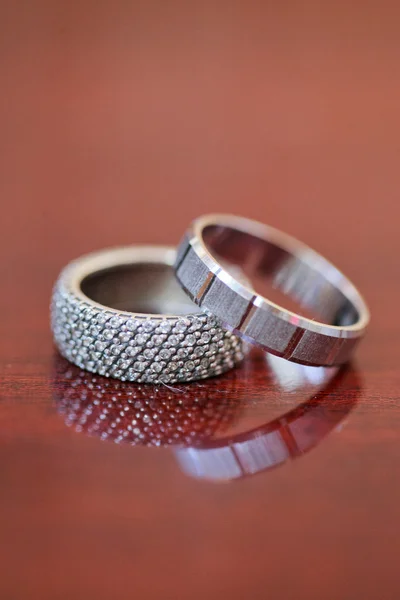 桌上的结婚戒指 — 图库照片