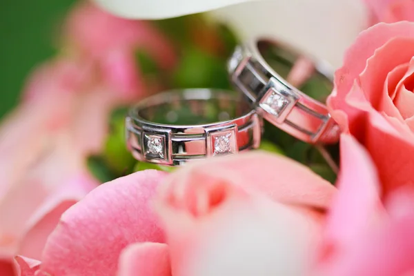花の結婚指輪 — ストック写真