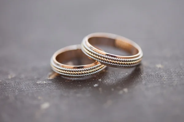 Snubní prsteny na stole — Stock fotografie