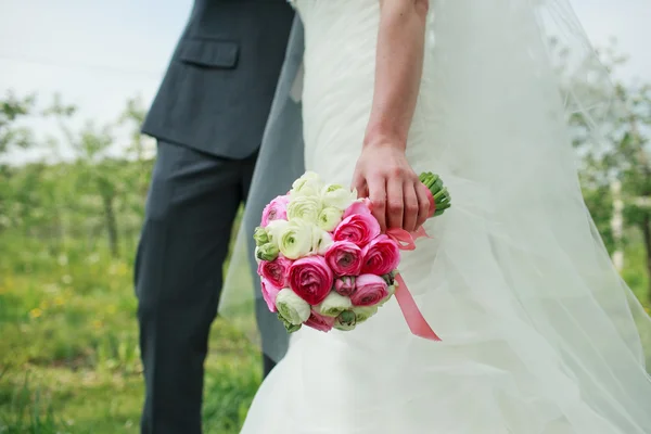 Bruidsboeket in de handen van de bruid — Stockfoto