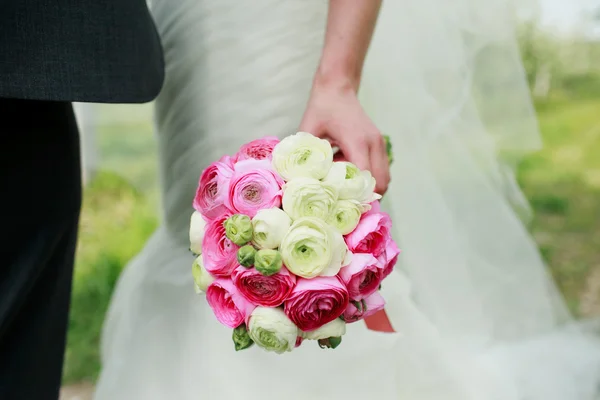 花嫁の手の結婚式の花束 — ストック写真