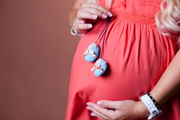 Chiudi immagine di donna incinta con stivali — Foto Stock