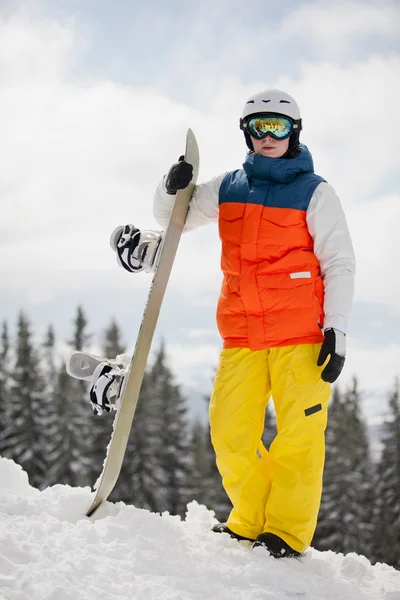 Snowboarderin gegen Sonne und Himmel — Stockfoto