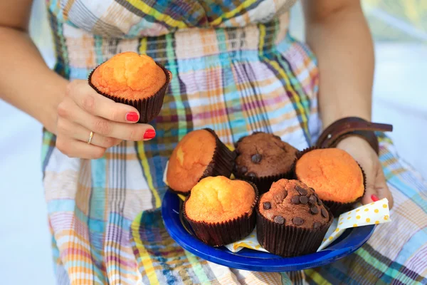 Vrouwelijke hand plukken een muffin — Stockfoto