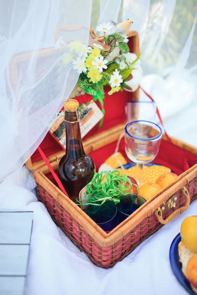 Picknickkorg - frukt, bröd och vin — Stockfoto