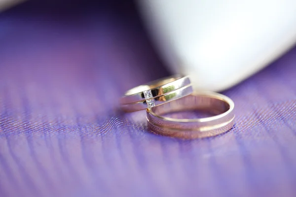Anéis de casamento na mesa — Fotografia de Stock