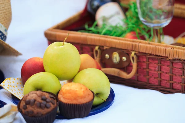 Picknickmand - fruit, muffins — Stockfoto