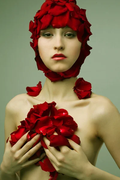 バラの花びらのドレスで美しいモデル — ストック写真