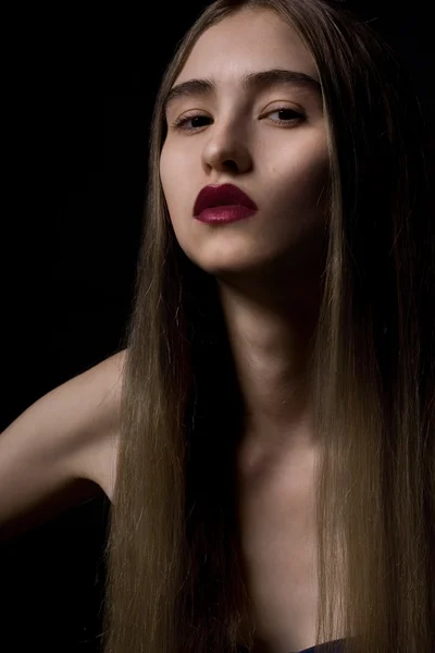 化粧品で深刻なモデルのクローズ アップの肖像画 — ストック写真