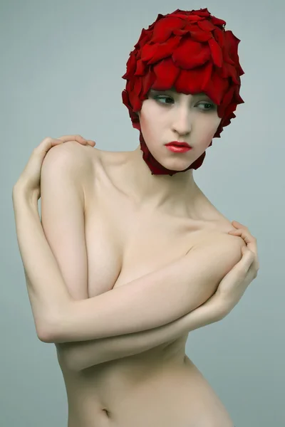Vacker modell i en klänning av rosenblad — Stockfoto